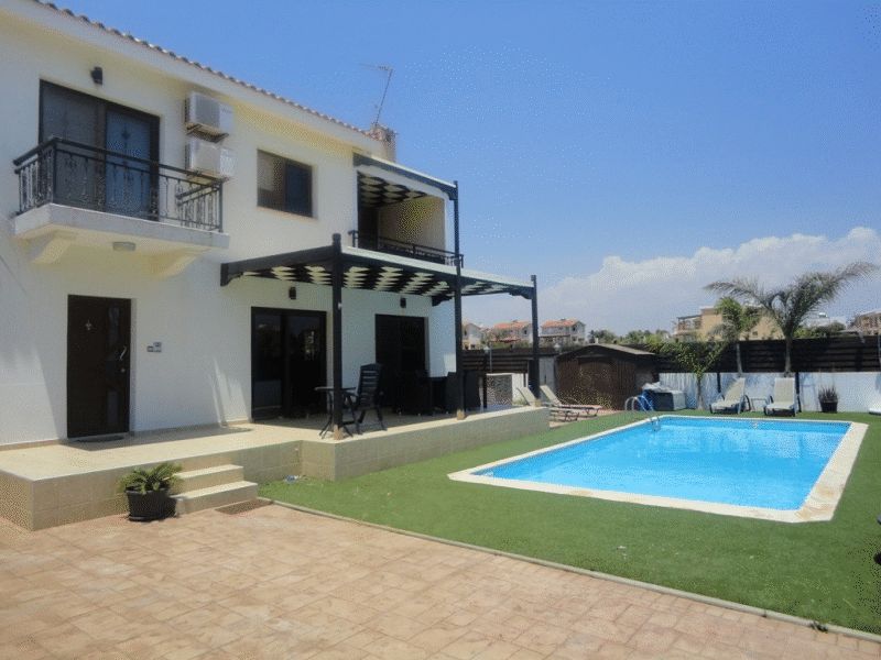 Three Bedroom Detached Villa with Swimming Pool and Title Deeds 