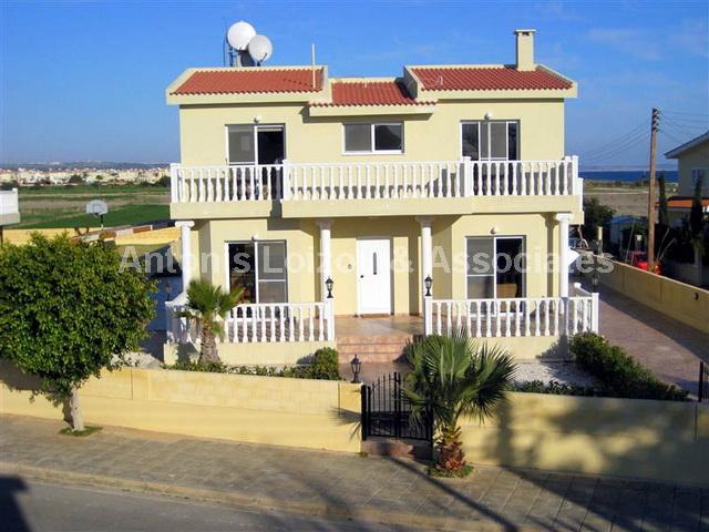 Four Bedroom Detached House 150m from the Beach