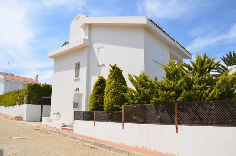 3 Beds Villa with Title Deeds in Konnos