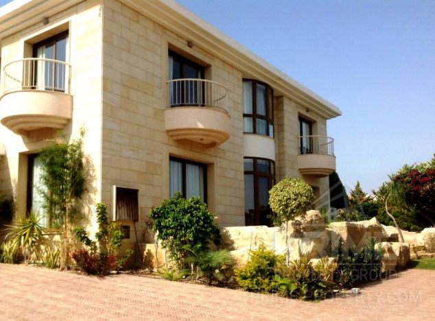 Sale of villa, 600 sq.m. in area: Agios Athanasios - properties for sale in cyprus
