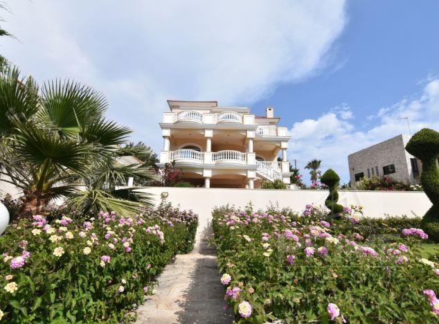 Villa in Limassol (Mesovounia) for sale